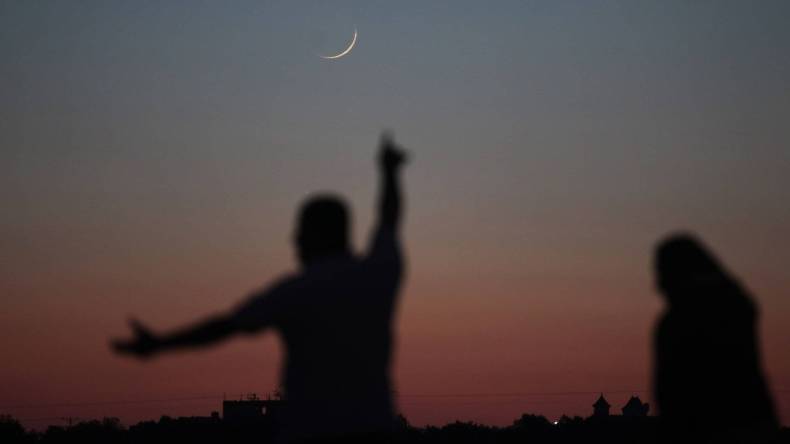 ماذا تخبرنا الحسابات الفلكية عن موعد عيد الفطر في الجزائر؟