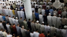 الجزائريون يؤدون صلاة الاستسقاء