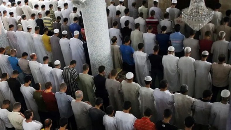 الجزائريون يؤدون صلاة الاستسقاء