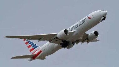 En plein vol, un avion prend feu après une collision avec un oiseau