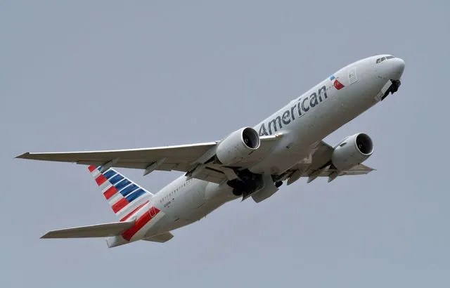 En plein vol, un avion prend feu après une collision avec un oiseau
