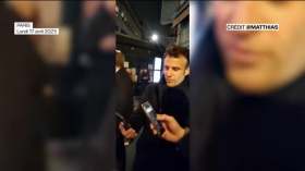 Macron filmé en train de chanter dans les rues de Paris