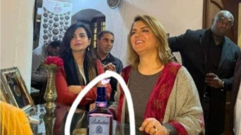صورة لوزيرة الخارجية الليبية إلى جانبها زجاجة كحول.. هذه حقيقتها!