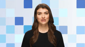 بالفيديو.. مذيعة الذكاء الاصطناعي تطمئن زميلاتها في “الجزيرة”!