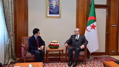 Le Premier ministre reçoit l’ambassadeur de la Chine en Algérie