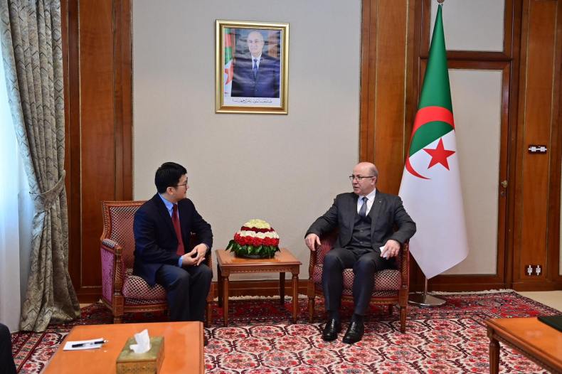 Le Premier ministre reçoit l’ambassadeur de la Chine en Algérie