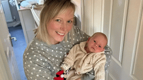 امرأة بريطانية بدون مبايض تنجب طفلا.. ما قصتها؟