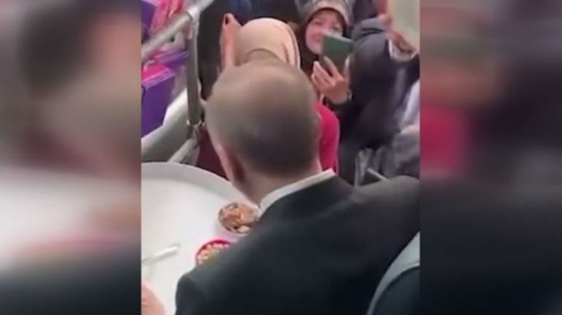 بالفيديو.. فتاة تركية توقف موكب أردوغان لتطلب منه هذا الطلب!