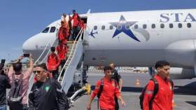 منتخب المغرب يحلّ بِالجزائر على متن طائرة رومانية