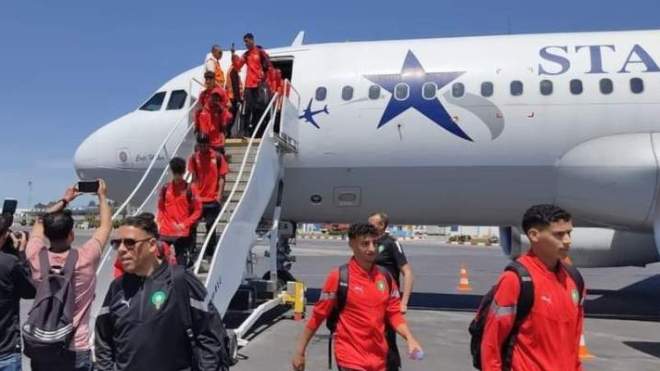 منتخب المغرب يحلّ بِالجزائر على متن طائرة رومانية
