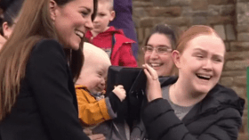 طفل رضيع يتسبب في موقف طريف مع الأميرة كيت