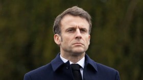 30 ألف بطاقة حمراء و10 آلاف صافرة تنتظر الرئيس الفرنسي