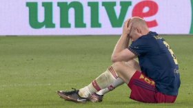 بِالفيديو: مُشجّع يرشق لاعبا بِولّاعة فَيُدمي رأسه