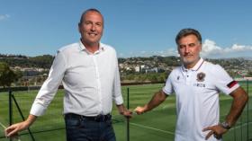 فضيحة مُدوّية.. جزائريون لعبوا تحت إمرة مدرب فرنسي يكره المُسلمين والسّود