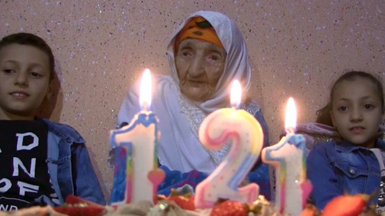 “الشروق” تشارك الحاجة فاطمة معزوز عيد ميلادها الـ 121