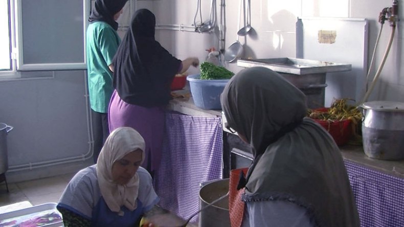 سيدات يتولين إفطار مرافقي المرضى بالمستشفيات