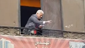 بالفيديو.. مهندس مصري يوزع العيدية من شرفة مكتبه!