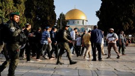 الاحتلال يقتحم الأقصى وينكل بالمصلين.. والمعتكفات يستغثن “الله يا الله”