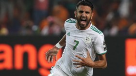 محرز يشارك في مبادرة خيرية للأطفال المحتاجين بالجزائر