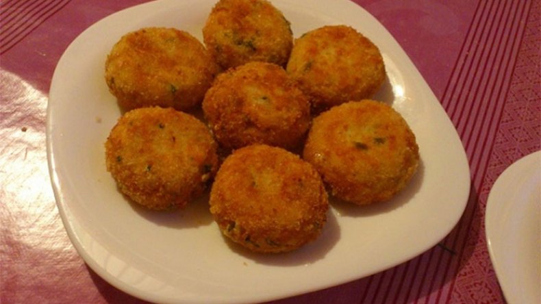 “المعقودة”.. رفيقة الحريرة التموشنتية منذ عقود