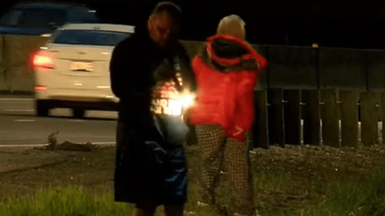 بالفيديو.. رجل يرمي الأموال من السيارة لسبب غريب!