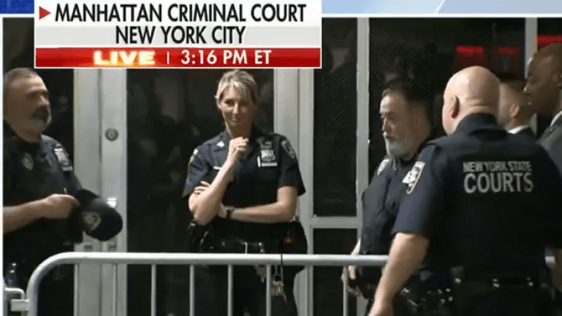 من تكون الضابطة الشقراء التي حضرت محاكمة ترامب وأثارت الجدل؟