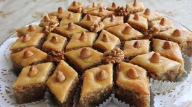 أصل البقلاوة الجزائرية.. من مطبخ السلاطين إلى أشهر حلوى في رمضان