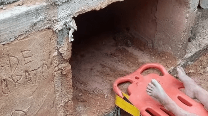 بالصور.. عصابة تدفن امرأة حية وحفاروا القبور ينقذونها