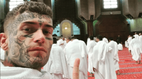 فيديوهات متداولة لبريطاني يقرأ القرآن ويؤدي مناسك العمرة بعد إسلامه