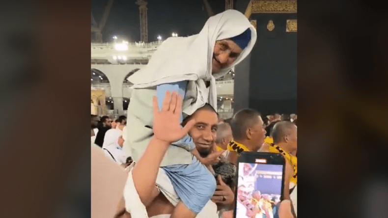 فيديو معتمر يحمل والدته على كتفيه ويطوف بها حول الكعبة يتصدر الشبكات