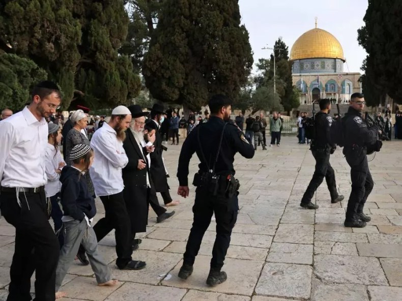 Palestine: Des dizaines de colons prennent d’assaut la mosquée Al-Aqsa