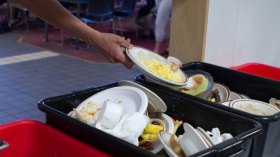 أطعمة فاخرة ينتهي بها المطاف في المزابل