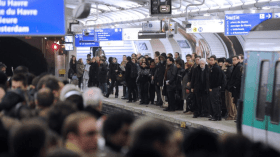 وفاة فرنسية علق معطفها في الباب فسحبها القطار