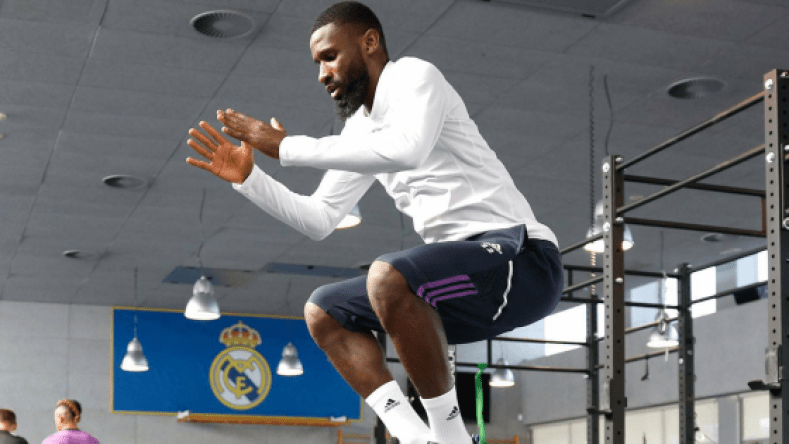 مدافع ريال مدريد يضاف إلى ضحايا الإساءات العنصرية