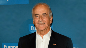 صحفي فرنسي تناول الشاي في قصر المرادية يسيء للجزائر