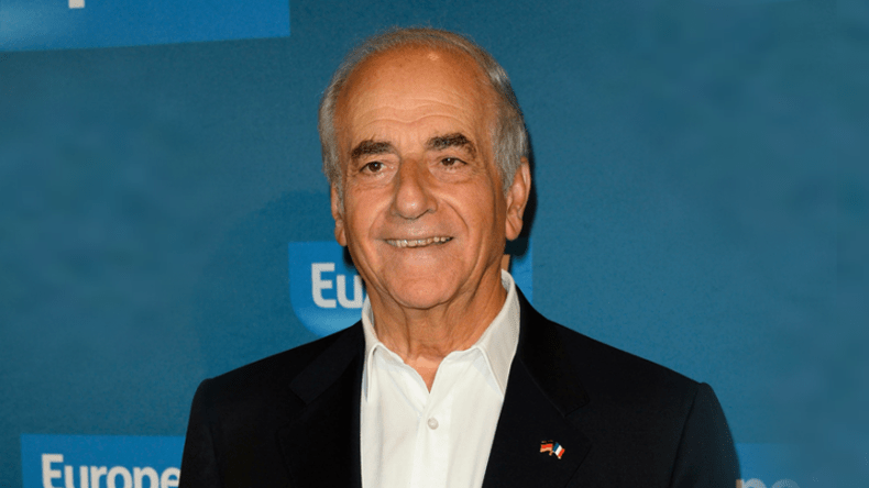 صحفي فرنسي تناول الشاي في قصر المرادية يسيء للجزائر