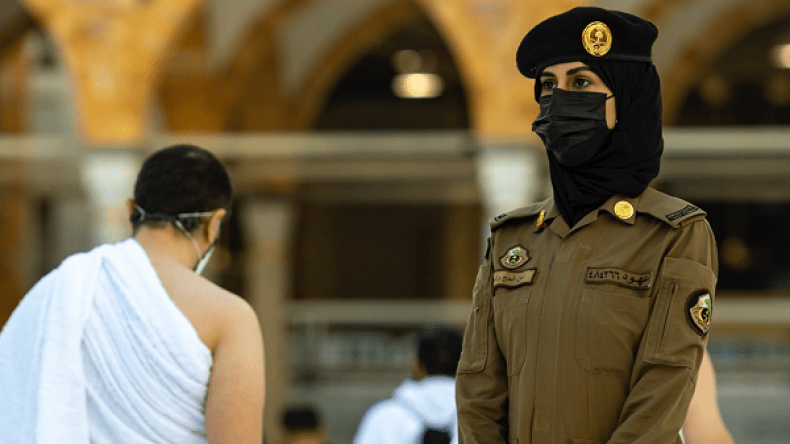 شرطة نسائية تنظم موسم العمرة لأول مرة في رمضان (فيديو)