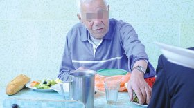 .. مُسنّون يصارعون العزلة في شهر الرحمة!