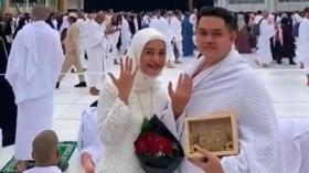 إندونيسيان يعقدان قرانهما أمام الكعبة المشرفة (فيديو)