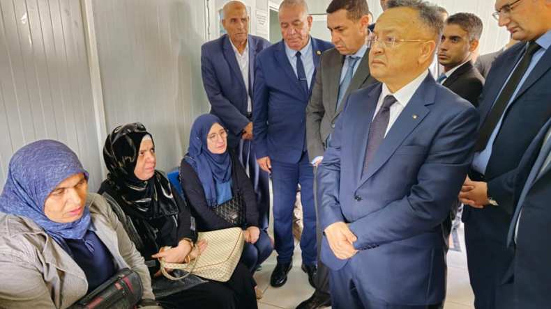 بداري يلقي نظرة أخيرة على جثمان الطالبة المتوفاة ويعزي أهلها