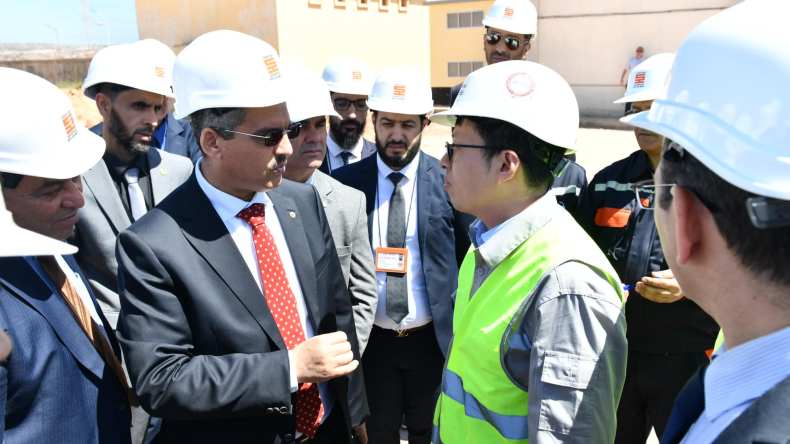 حكار يقف على أحد المشاريع المهمة بالمنطقة الصناعية أرزيو