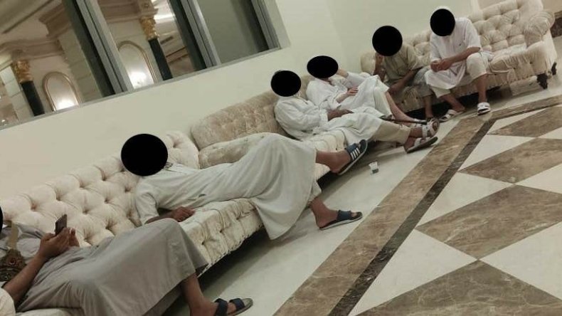 وزارة السياحة تكذّب طرد معتمرين جزائريين من فندق في مكة