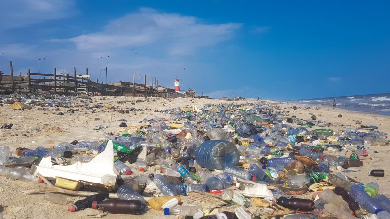 وزير فرنسي: في 2060 كمية البلاستيك ستتجاوز السمك في المحيطات