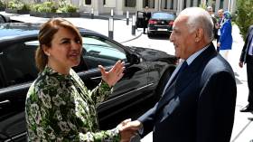 عطاف يعقد جلسة عمل مع المنقوش في جدّة