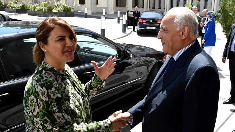 عطاف يعقد جلسة عمل مع المنقوش في جدّة