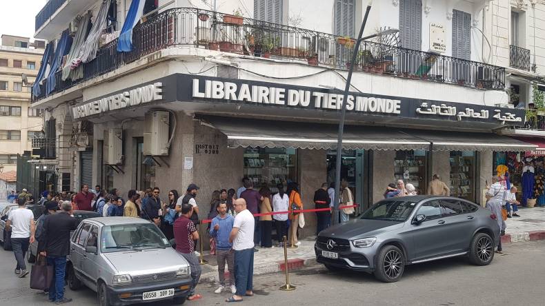 طابور لاقتناء آخر كتاب لـ”ياسمينة خضرا” يصنع الحدث