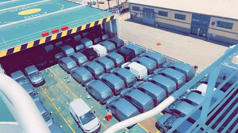 وصول باخرة محملة بـ 484 سيارة “فيات دوبلو” إلى ميناء مستغانم (فيديو)