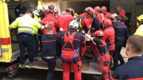 هدم جدار لنقل أمريكية تزن 391 كلغ لإجراء عملية جراحية