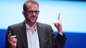 صار ينشر بحثا كل 37 ساعة!