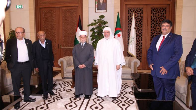 بالصور.. وفد فلسطيني يزور جامع الجزائر ومتحف المجاهد